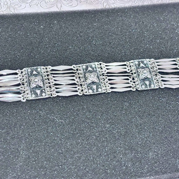 Elegant Sterling Silver Bracelet with Intricate Design. - Picture 1 of 5